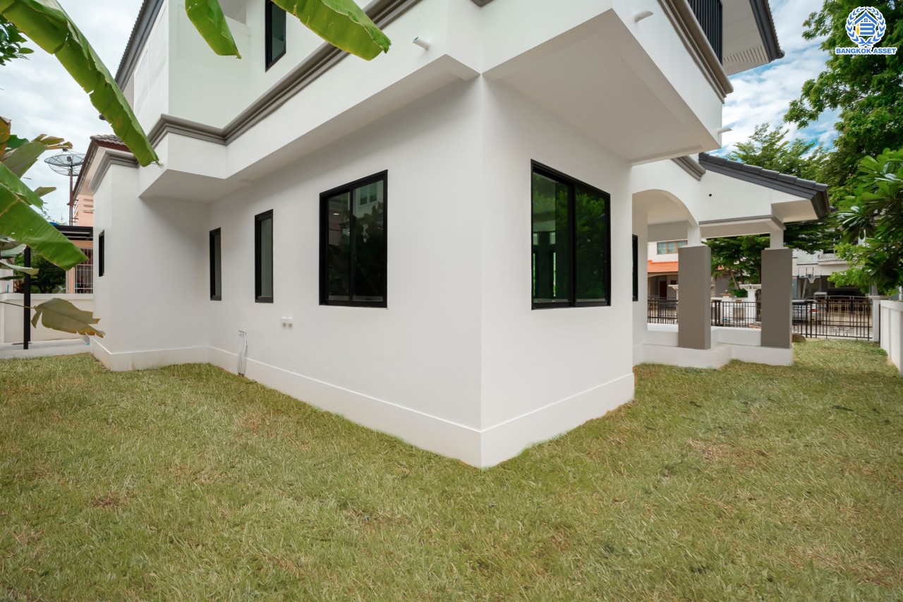 บ้านมือสองตกแต่งใหม่ ม.ราชพฤกษ์ บางบอน4 ตกแต่งหรูหรา ดีไซน์ Classic เนื้อที่ 100.5 ตร.ว. ฟังก์ชัน 3 ห้องนอน 4 ห้องน้ำ 1 ห้องแม่บ้าน จอดรถได้ 2 คัน พื้นที่สนามหญ้ากว้างกว่า 216 ตร.ม. บนทำเลศักยภาพ เชื่อมต่อหลายเส้นทาง ใกล้เดอะมอลล์บางแค จุดขึ้นทางด่วน "เพชรเกษม" และรถไฟฟ้าสายสีน้ำเงิน "สถานีหลักสอง"